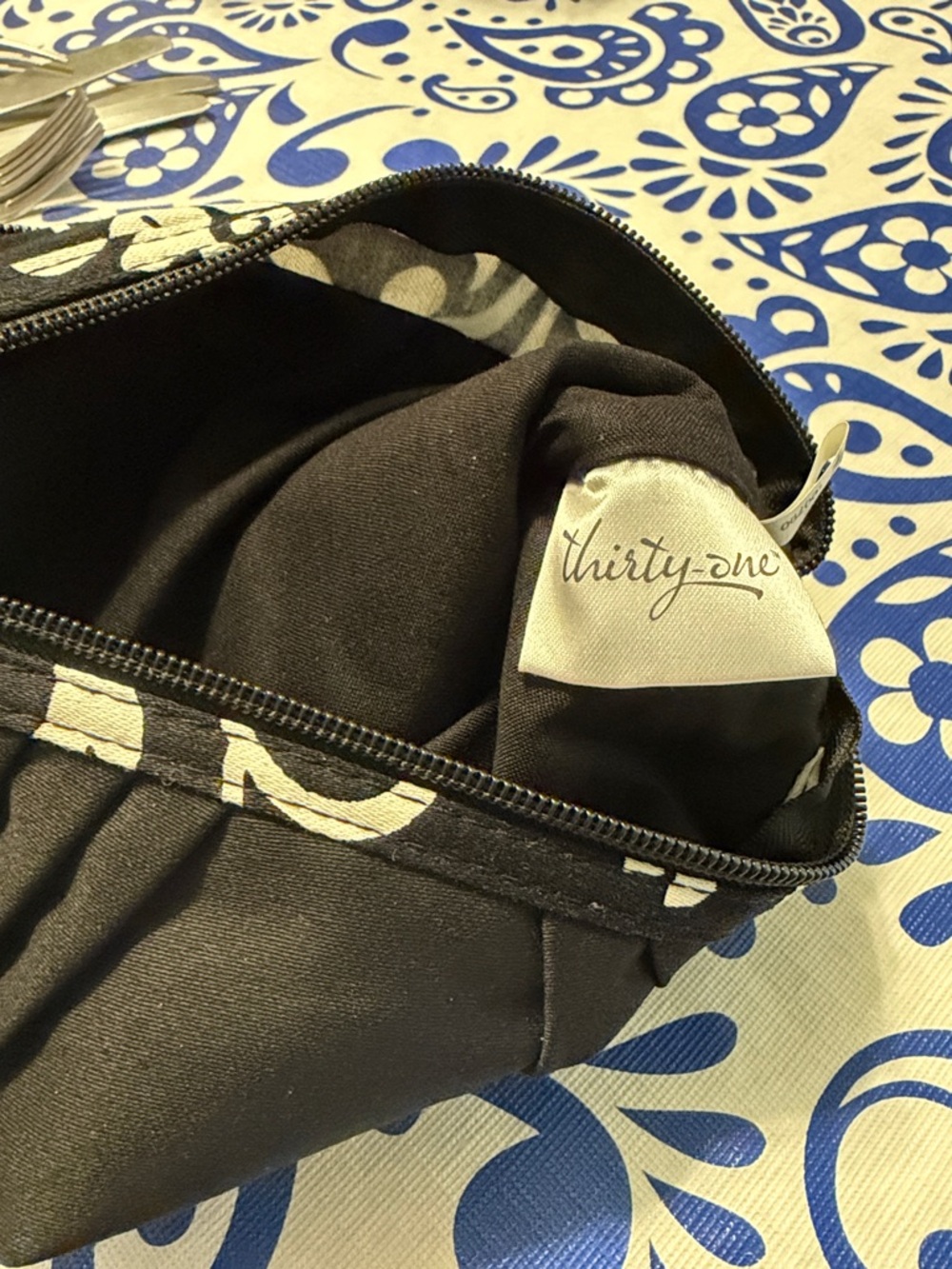 thirty-one Black & White Zip pouch with 2 zippered pockets - Picture 2 of 4